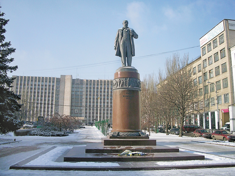Пам’ятник Тарасу Шевченку (1955 рік) органічно вписався в архітектурний ансамбль центру Донецька. Фото автора